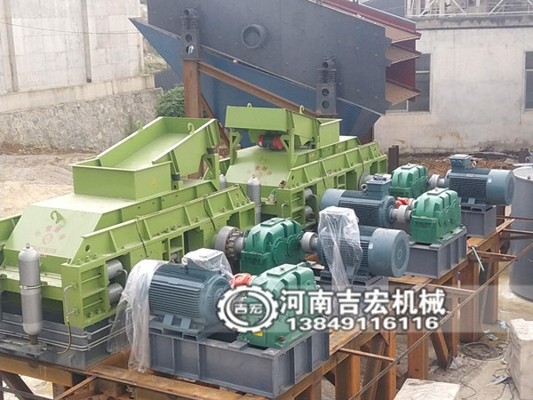 制砂廠更換設(shè)備為什么要用對(duì)輥制砂機(jī)？